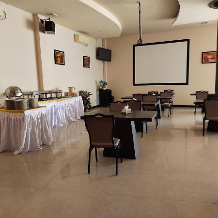 Os Hotel Tanjung Uncang Sagulung Bagian luar foto