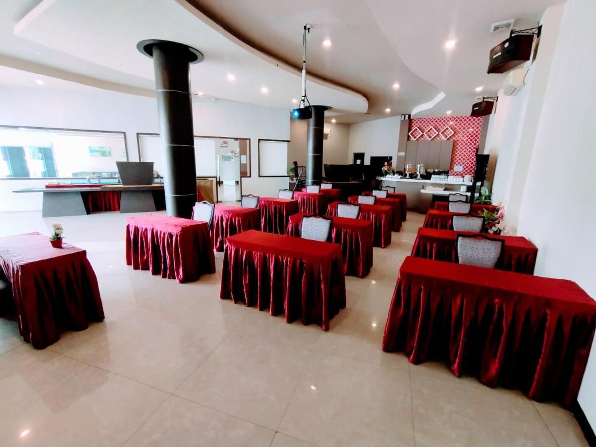 Os Hotel Tanjung Uncang Sagulung Bagian luar foto