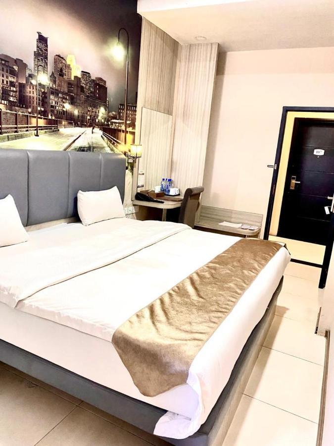 Os Hotel Tanjung Uncang Sagulung Bagian luar foto