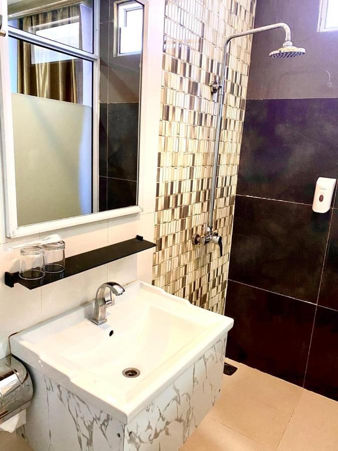 Os Hotel Tanjung Uncang Sagulung Bagian luar foto
